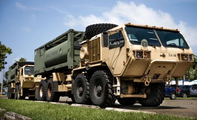 プエルトリコ陸軍州兵の重高機動戦術トラックが飲用水タンクを満載にして給水支援活動！