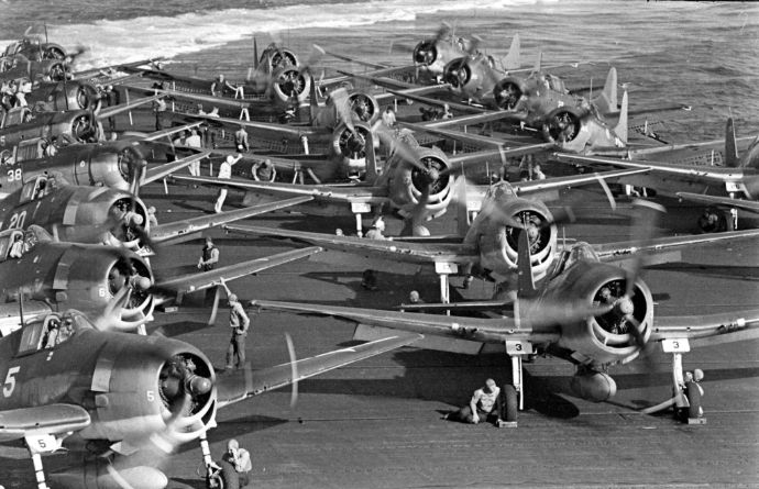 ディセクレイト・ワン作戦中の米海軍空母「レキシントン CV-16」の飛行甲板！