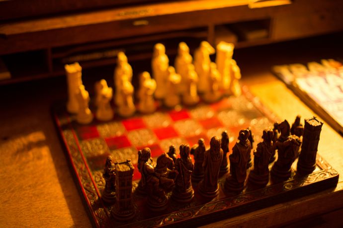 チェスの初期配置は本当に最適か？…960通りを物理学者が検証！