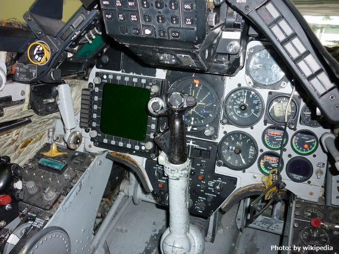 パイロットが飛行中に急病→乗客が操縦を引き継いで着陸装置なしで着陸させる！