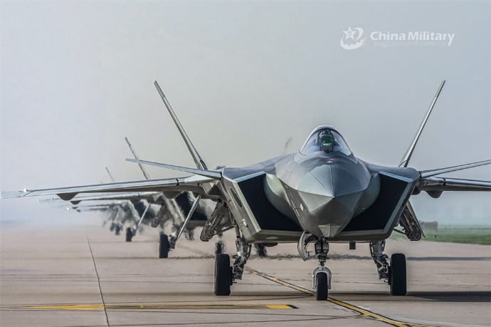 中国空軍のJ-20ステルス戦闘機部隊が新年の飛行訓練を公開！