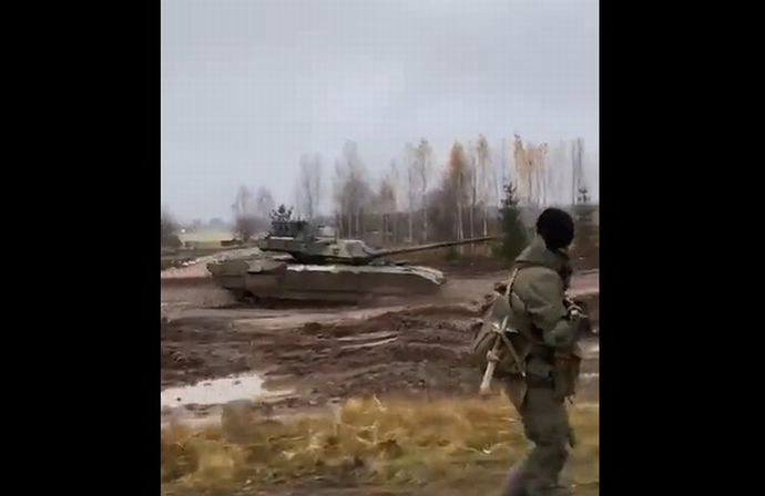行軍訓練を行うロシア動員兵の横を走る最新鋭戦車「T-14 アルマータ」！