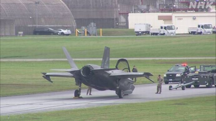 米軍嘉手納基地でF-35ステルス戦闘機が機首を路面につけ停止…米海兵隊は前輪が故障と説明！