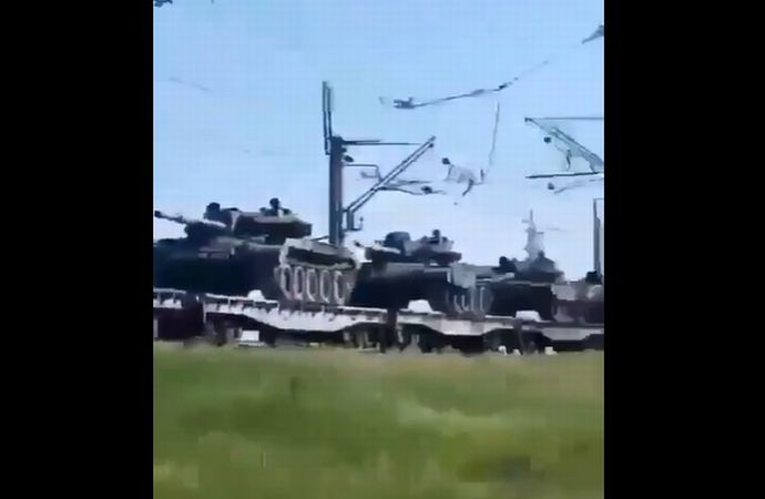 前線へ向かうロシア軍の列車、T-62MV戦車とT-62M戦車が最大70両を積載！