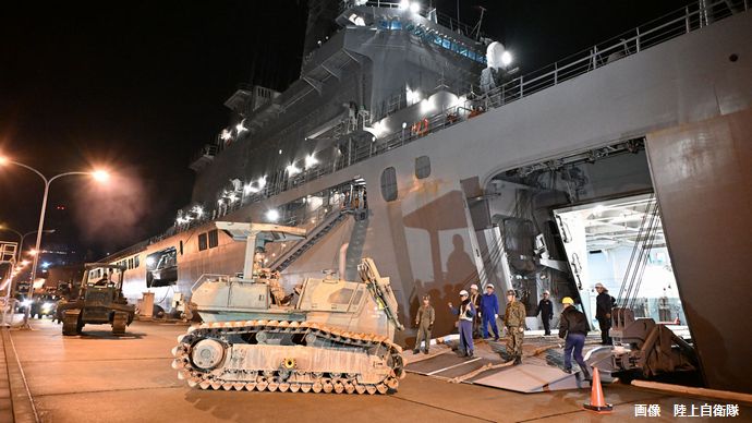 災害派遣、海自輸送艦「おおすみ」が舞鶴市で大型重機や陸自隊員を乗せ石川県へ！
