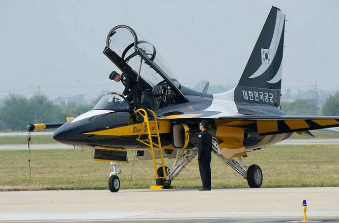 韓国空軍の曲技飛行隊「ブラックイーグルス」が那覇基地に初着陸、初の給油支援実施…空自ブルーインパルスと交流！