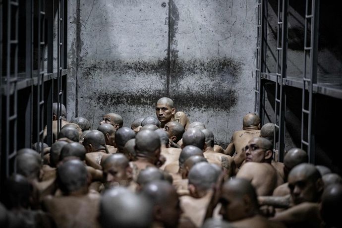 エルサルバドル、ギャング2000人を「米州最大」刑務所に移送！