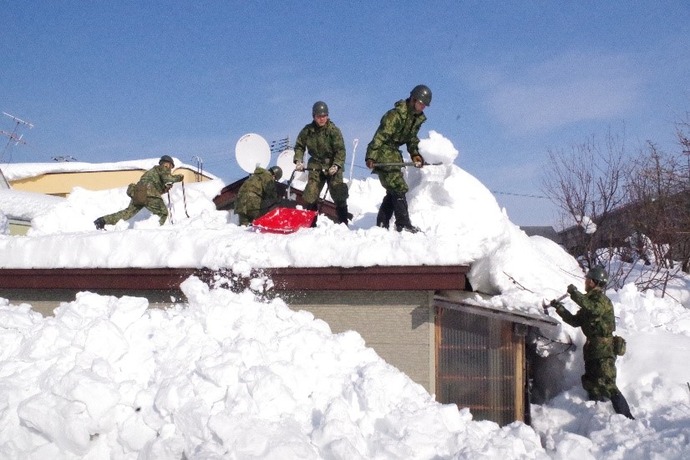 大雪の新潟県が陸自第12旅団に災害派遣要請…倒壊の恐れある高齢者世帯で屋根の雪下ろしなど！