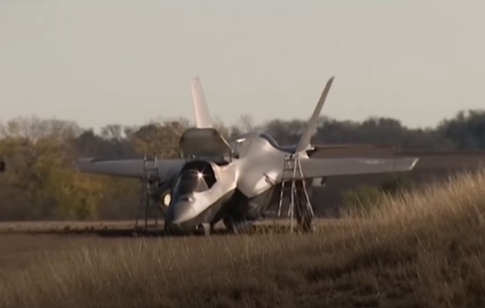 テキサス州で米海兵隊のF-35B戦闘機が垂直着陸に失敗、前のめりの状態で停止…パイロットは射出し無事!