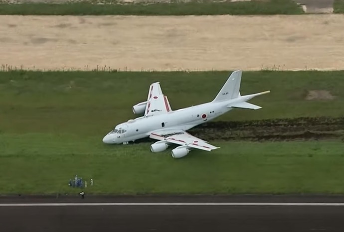 空自岐阜基地でp 1哨戒機が滑走路を逸脱 機体は前側に傾く 川崎重工業が所有 ろいアンテナ 空自岐阜基地でp 1哨戒機が滑走路を逸脱 機体は前側に傾く 川崎重工業が所有 ろいアンテナ