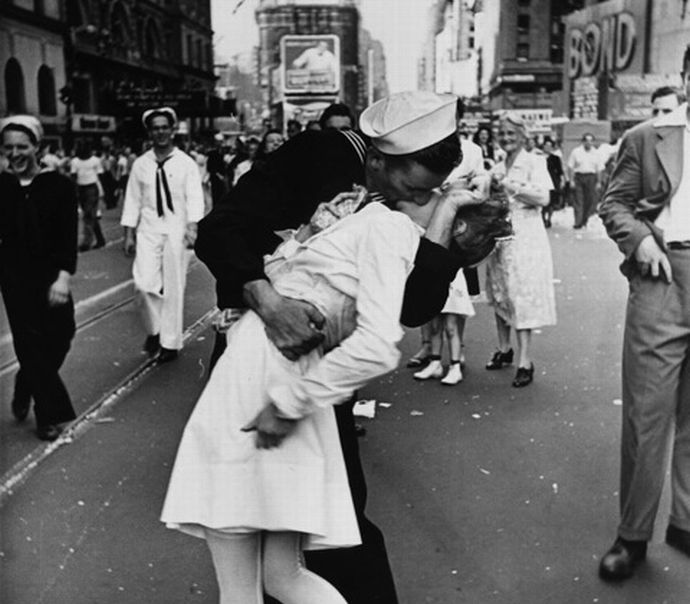 B 第二次世界大戦の終戦祝ってキス 対日戦勝象徴する写真の女性死去 軍事 ミリタリー速報 彡