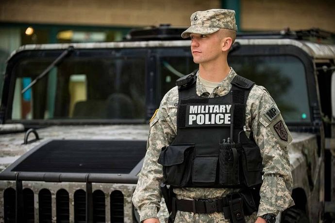 拳銃を携行した米軍MP(憲兵隊)が那覇市内で単独パトロールを実施！