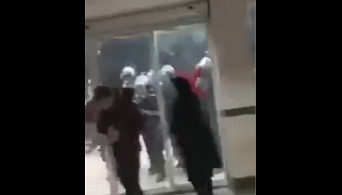 イラン政権が病院を襲撃、武装警官が銃を構えて急襲！