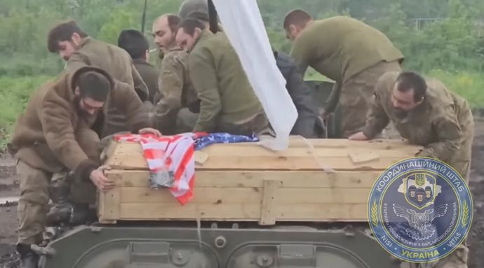 バフムト郊外でウクライナとロシアが捕虜交換…星条旗が掛けられた棺も！