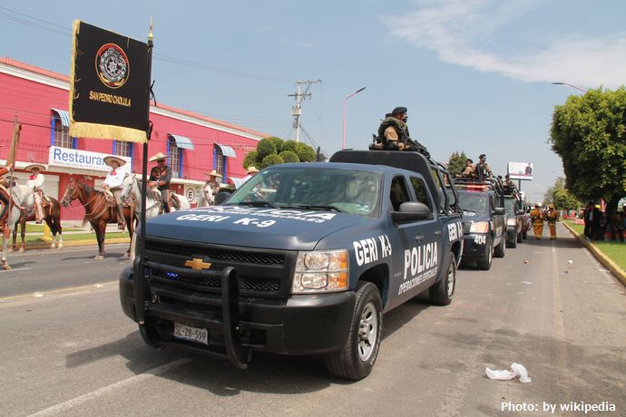 群衆に襲われるメキシコ警察官、息子を射殺された女性が泣き叫び…市民暴動に発展！