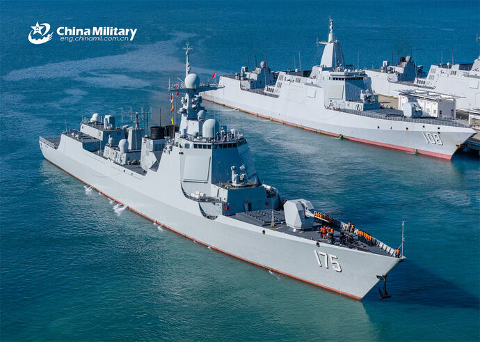 中国海軍の052D型ミサイル駆逐艦「銀川」、055型ミサイル駆逐艦「大連」「咸陽」が海上訓練を実施！