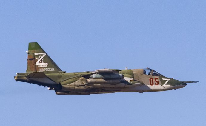 ウクライナ国境警備隊、東部でロシア軍機を対空ミサイルで撃墜と表明…Su-25攻撃機の可能性！