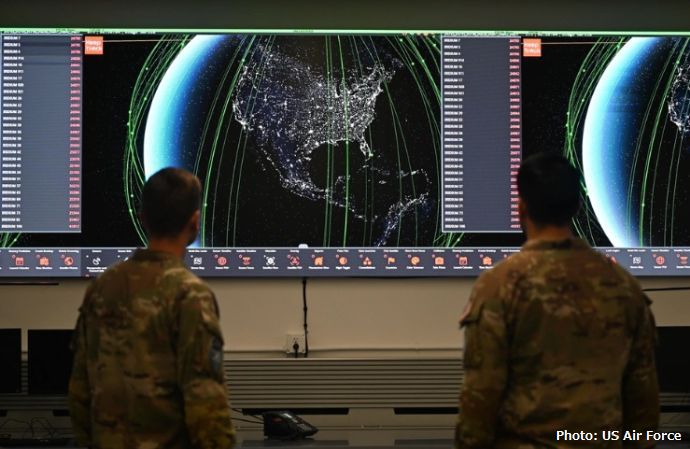 バンデンバーグ宇宙軍基地で軌道データを観測す第18宇宙防衛戦闘中隊のオペレーター！