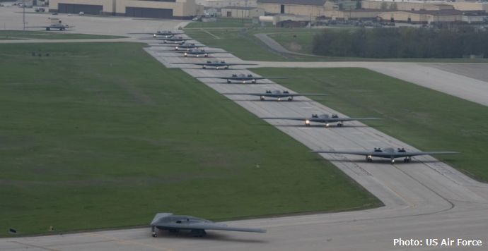 12機のステルス爆撃機「B-2A 」」が一斉に滑走路に…ホワイトマン米空軍基地！