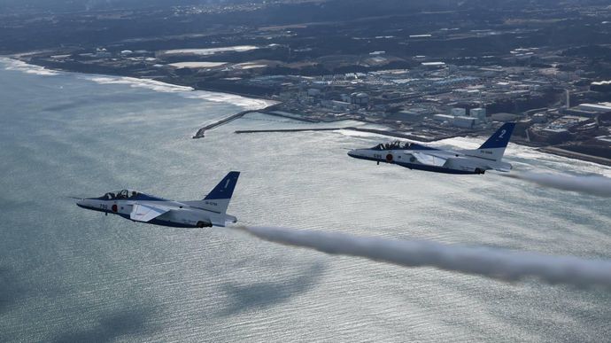 小泉防衛相がブルーインパルスに搭乗し、上空から被災地視察…スモークで原発廃炉作業員に敬意！