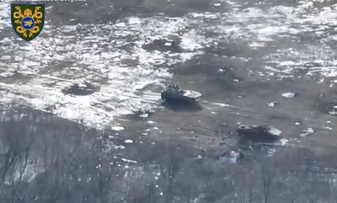 タンクデサント、兵士満載のロシア軍歩兵戦闘車が地雷原を前進し大爆発！