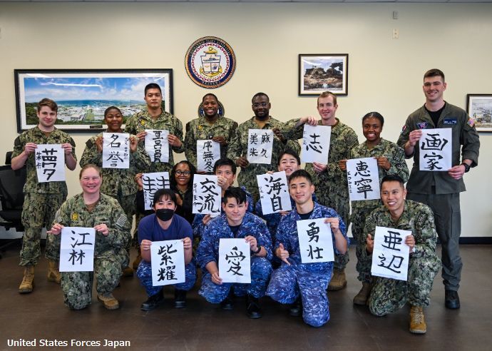 海自隊員の手ほどきの元、米海軍兵たちが「お習字」に初挑戦しました！