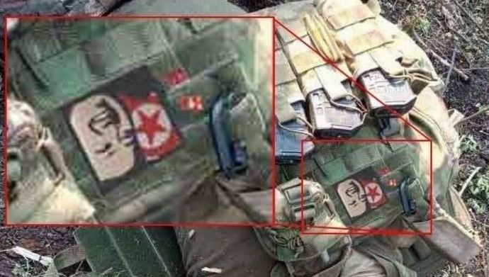 笑顔の金正恩バッジを身に着けた北朝鮮兵士と思われる画像！