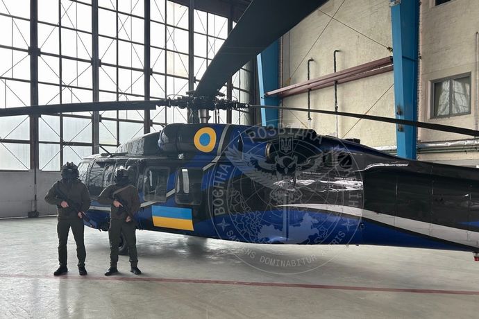 ウクライナ国旗をまとったUH-60ブラックホークーヘリコプター！