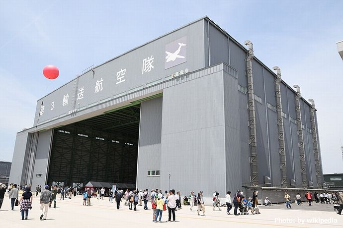 800px-Hangar_of_JASDF_Miho_Air_Base_May_27,_2018_01