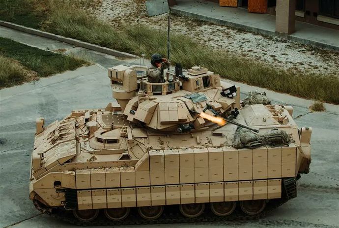 ロシア軍自慢の新鋭戦車「T-90M」、M2ブラッドレーの機関砲で“滅多打ち”にされ撃破される！