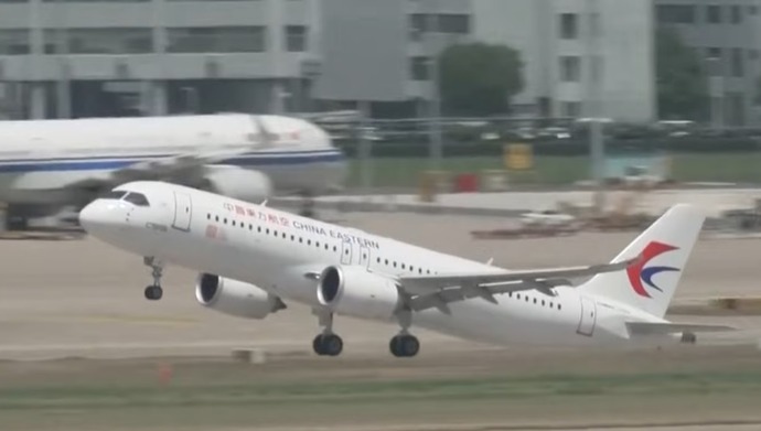 中国初の国産中型ジェット旅客機「C919」の商用運航が開始…乗客130人強を乗せた第1便が離陸！