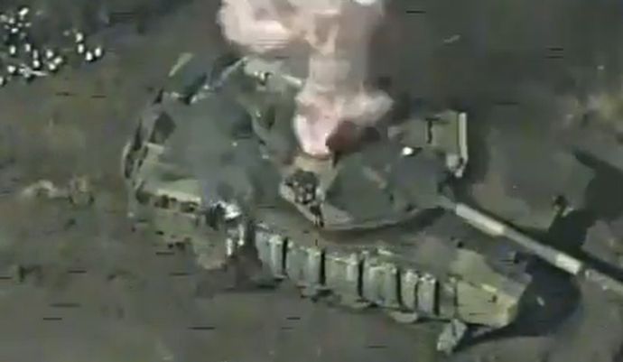BONUS砲弾もしくは155mm誘導砲弾で撃破されるロシア軍のT-90M戦車！