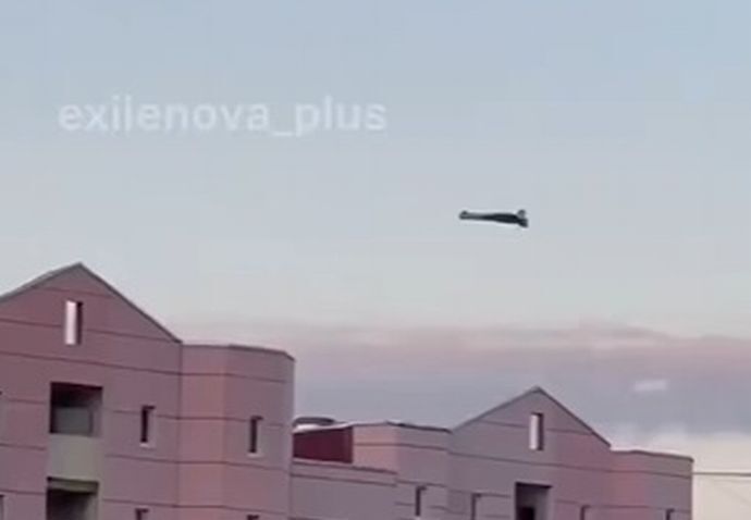 一帯に轟く爆発音、空を横切り、ロシア重要施設に突っ込むウクライナ自爆無人機の「正確無比」な攻撃シーン！