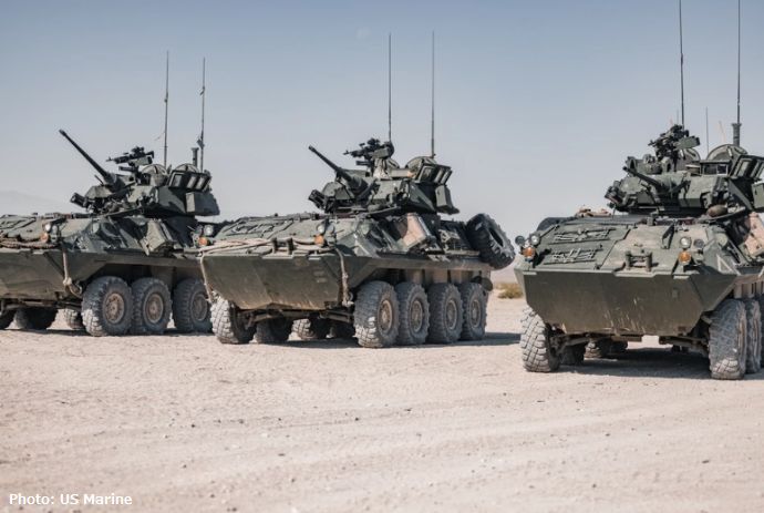 米海兵第2海兵師団の隊員が軽装甲車LAV-25の運転能力向上訓練！