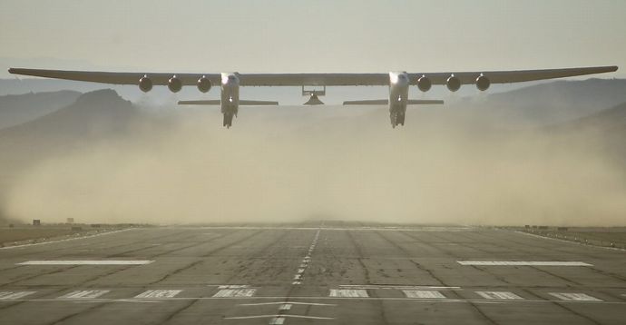 117mの翼幅を持つ世界最大の航空機「Model 351」…マッハ5で飛ぶ航空機を抱えて試験飛行！