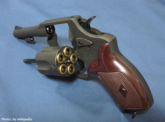 警視庁の女性警部(56)、拳銃を誤発射…ホルスターから取り出す際に作業台にぶつけ暴発！