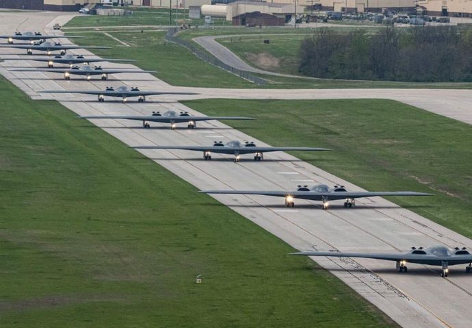 ステルス戦略爆撃機「B-2」25機を追加発注、トランプ米大統領が性能称賛 「完全に探知不可能だ」！