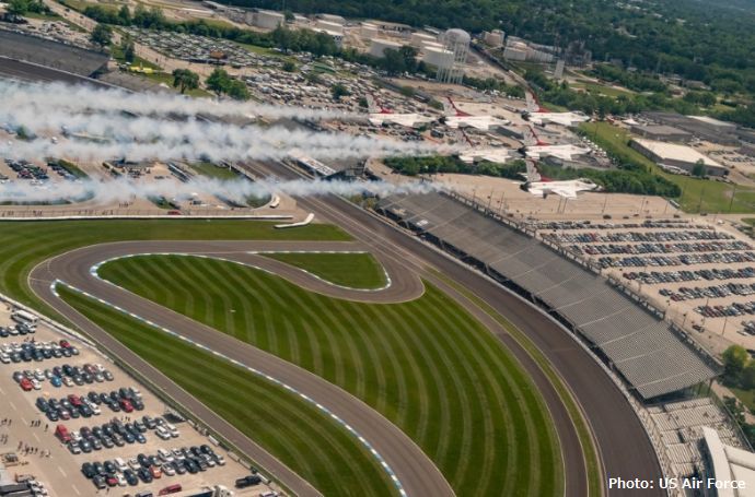 今年で108回目を迎えるインディ500レースで米空軍「サンダーバーズ」がデモンストレーション飛行！