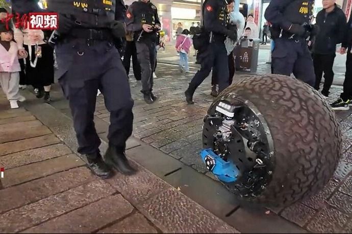 中国でロボコップ繁華街デビュー、自律型球形ロボットが警察官とともにパトロール！