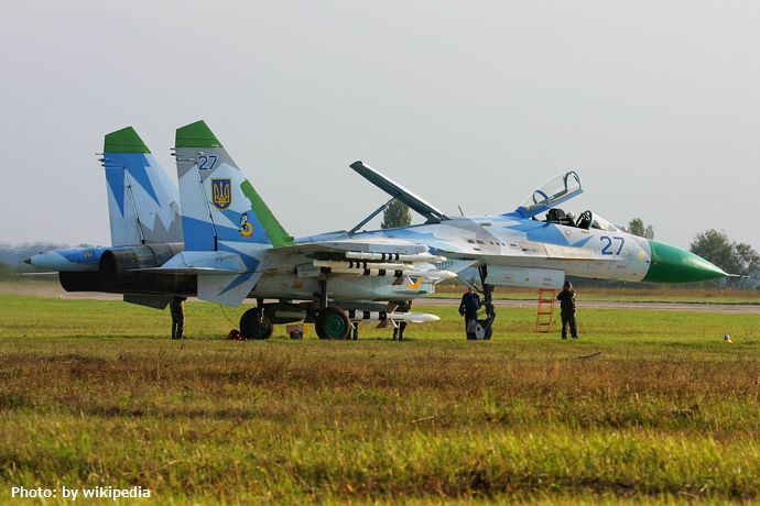 ウクライナ空軍、弾道ミサイル攻撃で露天駐機中のSu-27戦闘機6機を失う大損害…F-16も露駐すれば破壊される！