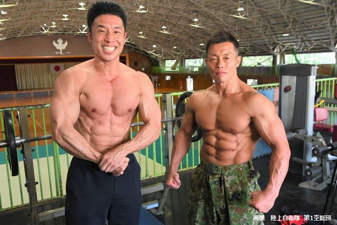 陸上自衛隊第1空挺団に「なかやまきんに君」が筋肉潜入…ムキムキ隊員とツーショット！