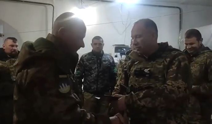 ウクライ軍のシルスキー将軍は10日間で3回目のバフムト訪問…兵士を称える！