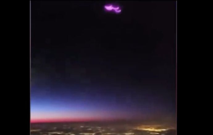 乗務中のCAがピンクに発光するUFOを撮影、パイロットも困惑！