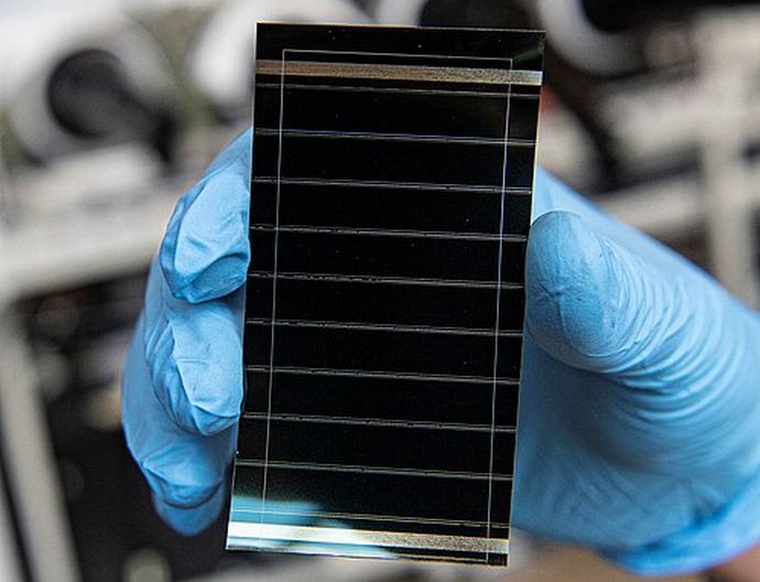 所信表明言及のペロブスカイトは「夢の太陽電池」…国産再エネ、日本人がノーベル賞候補にも！