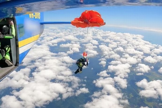 スカイダイバーのパラシュートが飛行機に絡まり、高度4500mで宙吊りに！