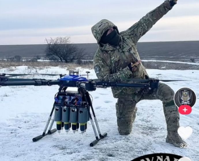 ウクライナ軍、ドローンに多数の爆弾を搭載…何kg載せられるんだろう！