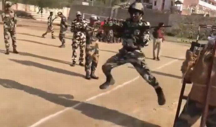 インドとの開戦に備えたパキスタン軍の鬼気迫る軍事訓練が話題に！