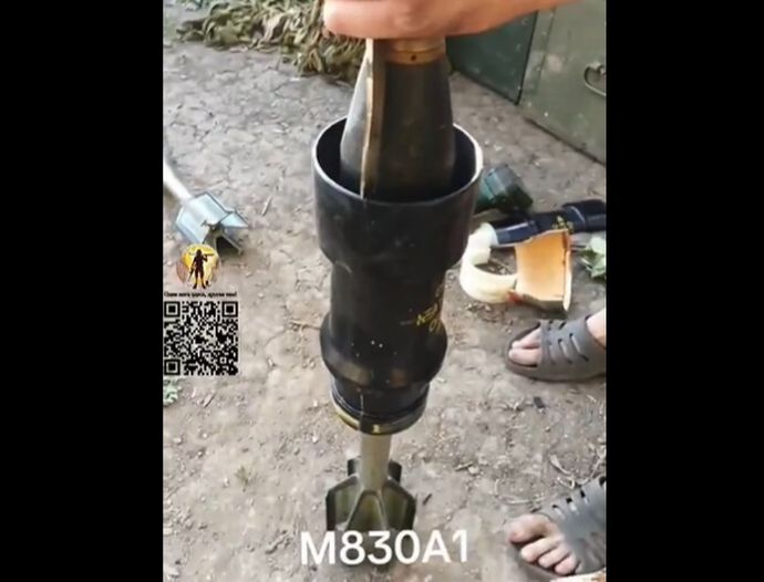 ウクライナ兵、エイブラムス戦車用の砲弾をばらしてドローン用擲弾に作り直しだす！