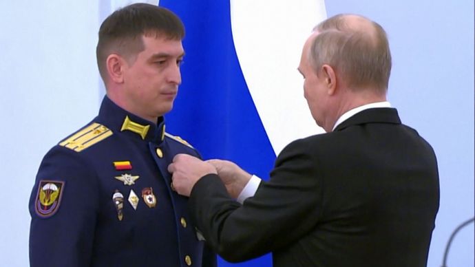 プーチン大統領、壊滅状態の海軍太平洋艦隊に属する海軍歩兵旅団を「英雄的だ」と賞賛！