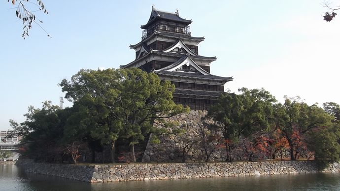 Keep_tower_of_Hiroshima_Castle_20121122,_001